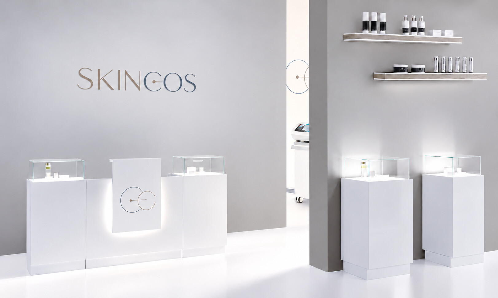 Showroom in Berlin mit SkinCos-Schriftzug und Produktvitrinen